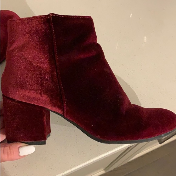 Red velvet booties - Picture 6 of 7